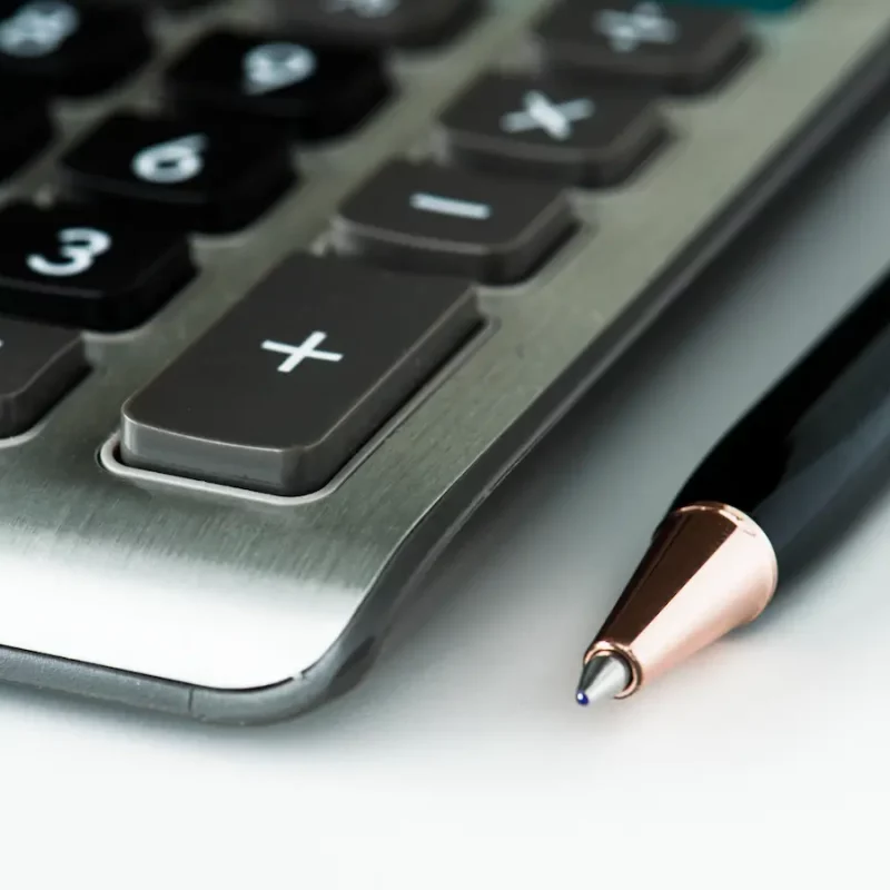 gros-plan-d-une-calculatrice-avec-un-stylo
